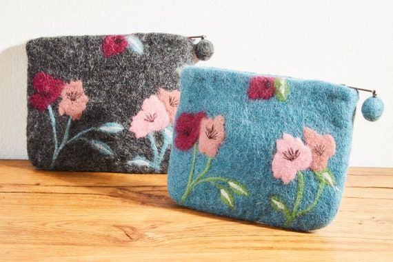 Filztäschchen mit Blumen, blau oder anthrazit mit rosa, Kleines