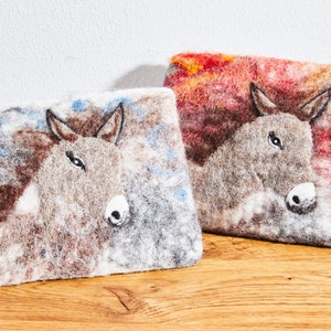 Filztäschchen mit Esel, natur (ungefärbt) mit blau oder rot, Kleines Täschchen aus Filz, Geldbeutel, Geschenk für Mädchen