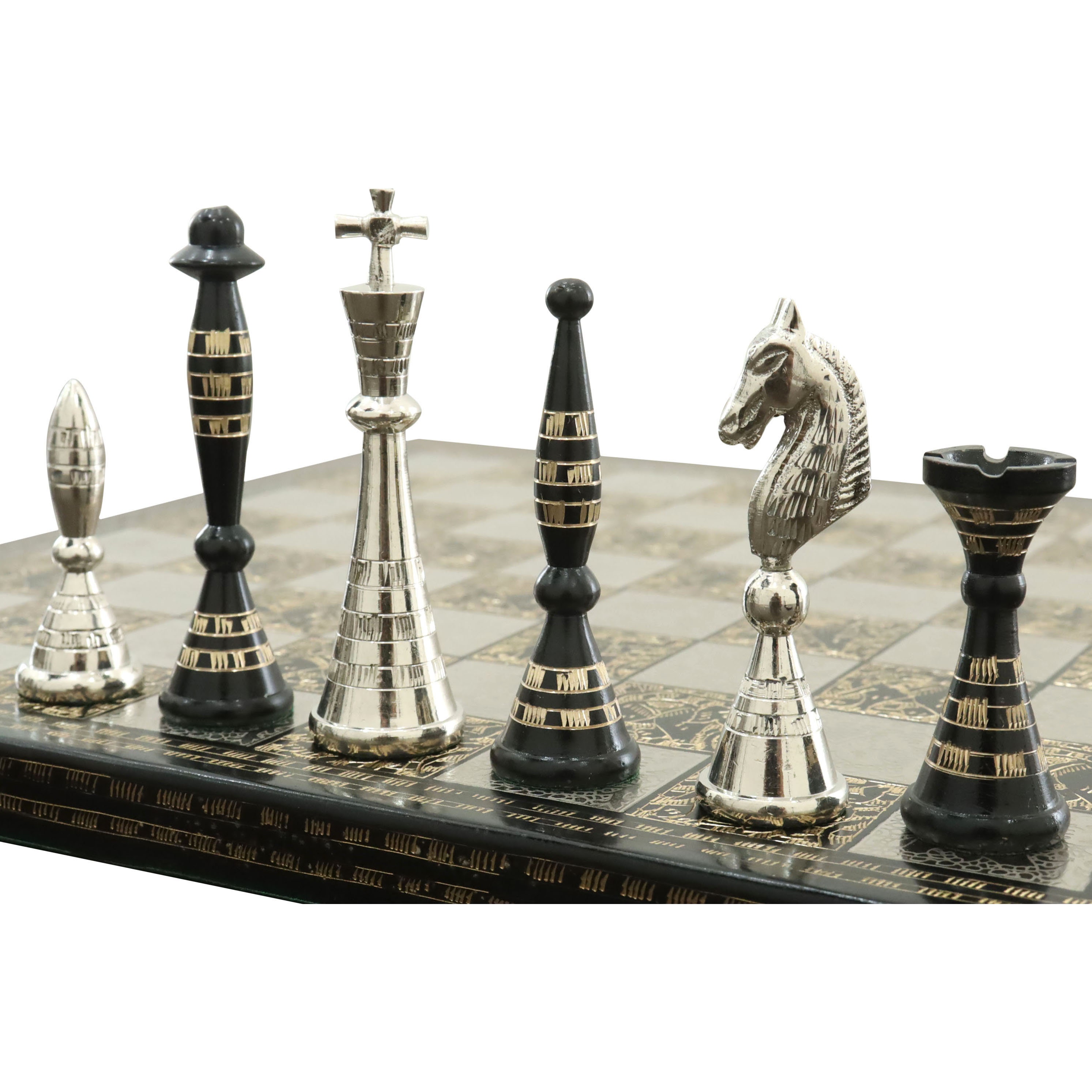 Peças de xadrez esculpidas à mão em um tabuleiro de xadrez de