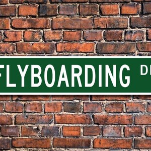 Peut inclure: Panneau de rue vert avec inscription blanche "FLYBOARDING DR."