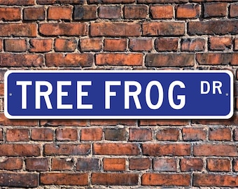 Może przedstawiać: Niebieski i biały znak drogowy z napisem "TREE FROG DR."
