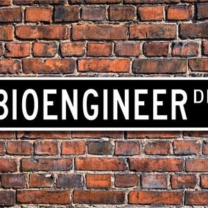 Op de afbeelding: Een zwart-wit straatnaambord met de tekst "BIOENGINEER DR." in witte letters.