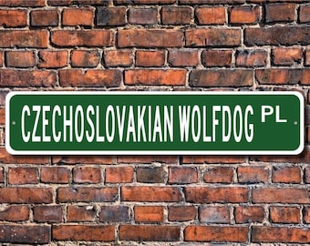 Peut inclure: Un panneau de rue vert et blanc avec le texte "CZECHOSLOVAKIAN WOLFDOG PL."