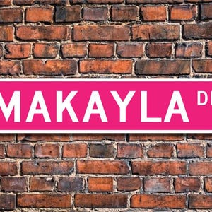 Makayla, Placa Makayla, Amante Makayla, Presente de Aniversário Makayla, Presente para Criança, Presente para Neto, Placa de Rua Personalizada, Placa de Metal de Qualidade