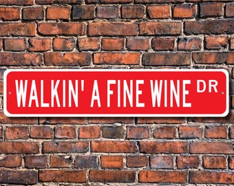 Walkin' A Fine Wine Sign, Wein Deko, Weinliebhaber Geschenk, Wein Souvenir, Weinliebhaber, Weinliebhaber, Weinschild, Individuelles Straßenschild, Qualitäts Metallschild