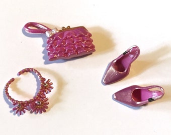 Handgeschilderde roze slingback-poppenschoenen met hoge hak 1:6: handgeschilderde roze schoenen, tas, ketting - schoenen passen op mtm, model muse, petite, huidige reguliere poppen