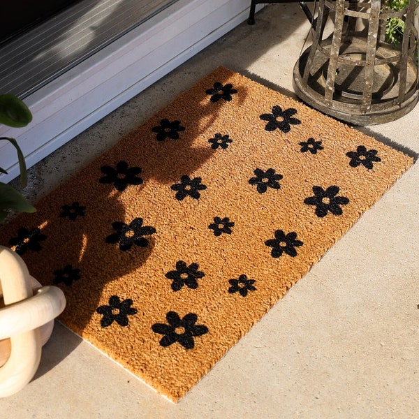 Daisy Doormat | Retro Flower Pattern Spring Summer Welcome Mat Front Porch Outdoor Home Decor | 90s Blooms Vibes Boho Housewarming Gift