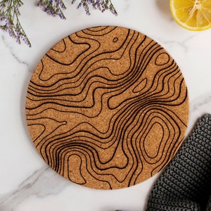 Dessous de plat en liège de style topographie moderne | Décoration de cuisine topographique gravée | Sous-verre de plantes en plastique à motif de carte | Cadeau pour amateur de voyage