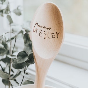 Cadeau d'écriture manuscrite en bois | Décoration de cuisine personnalisée | Cuillère en bois personnalisée gravée au laser | Message commémoratif pour grand-mère, papa et maman