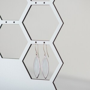 Honeycomb hexagon style earring holder display white and wooden base Wood Earring Holder Stand Laser Cut Wood Honeycomb Earring Display Jewelry Organizer Modern White Stud Hoop Dangling Earring Jewelry Storage Geometric Art For Bedroom Vanity Decor