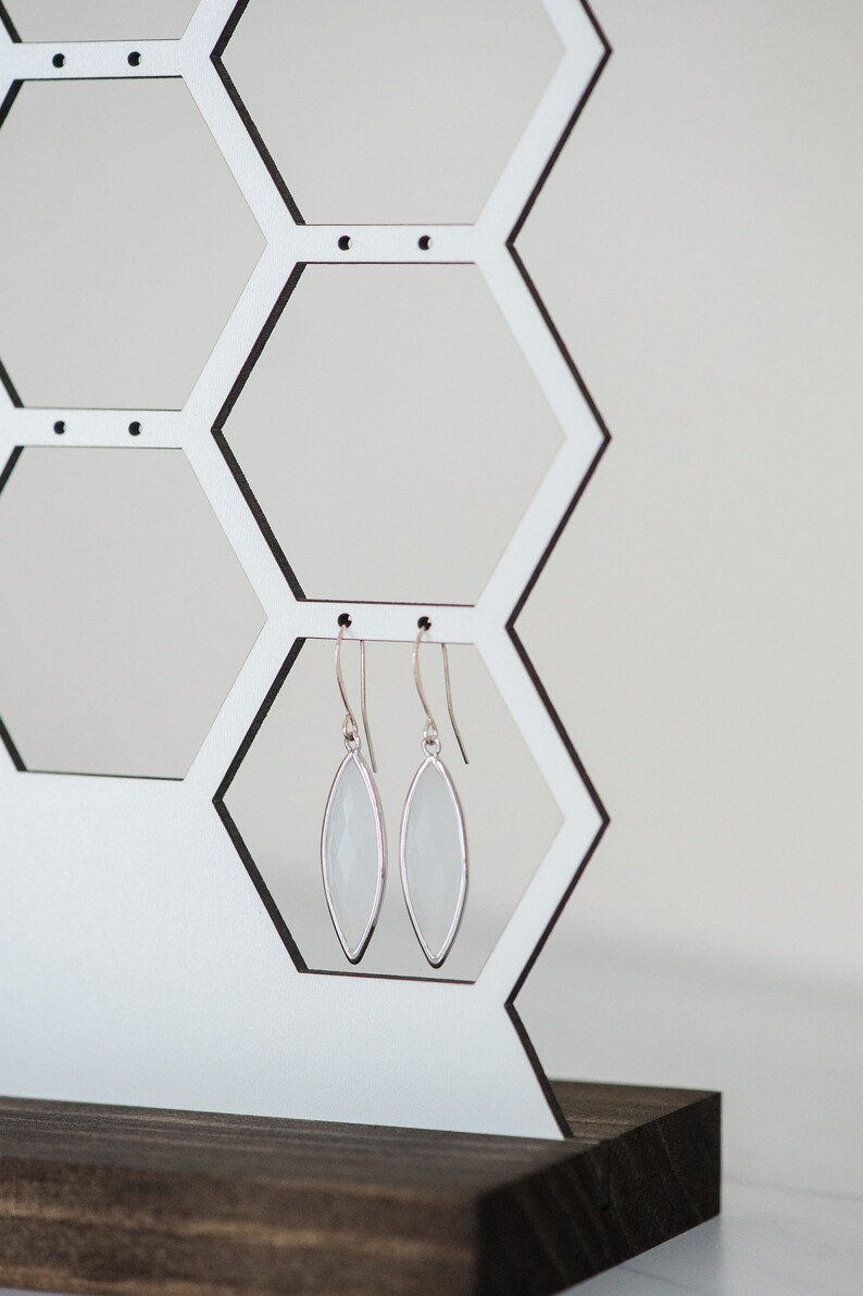 Honeycomb hexagon style earring holder display white and wooden base Wood Earring Holder Stand Laser Cut Wood Honeycomb Earring Display Jewelry Organizer Modern White Stud Hoop Dangling Earring Jewelry Storage Geometric Art For Bedroom Vanity Decor