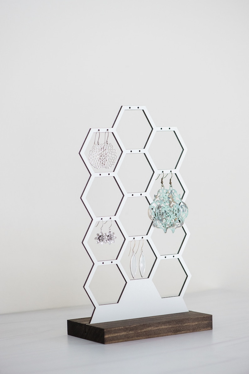 Honeycomb hexagon style earring holder display white and wooden base Wood Earring Holder Stand Laser Cut Wood Honeycomb Earring Display Jewelry Organizer Modern White Stud Hoop Dangling Earring Jewelry Storage Geometric Art For Bedroom Vanity Decor