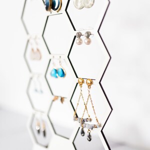 Honeycomb hexagon style earring holder display white and wooden base Wood Earring Holder Stand Laser Cut Wood Honeycomb Earring Display Jewelry Organizer Modern White Stud Hoop Dangling Earring Jewelry Storage Geometric Art For Bedroom Vanity Decor