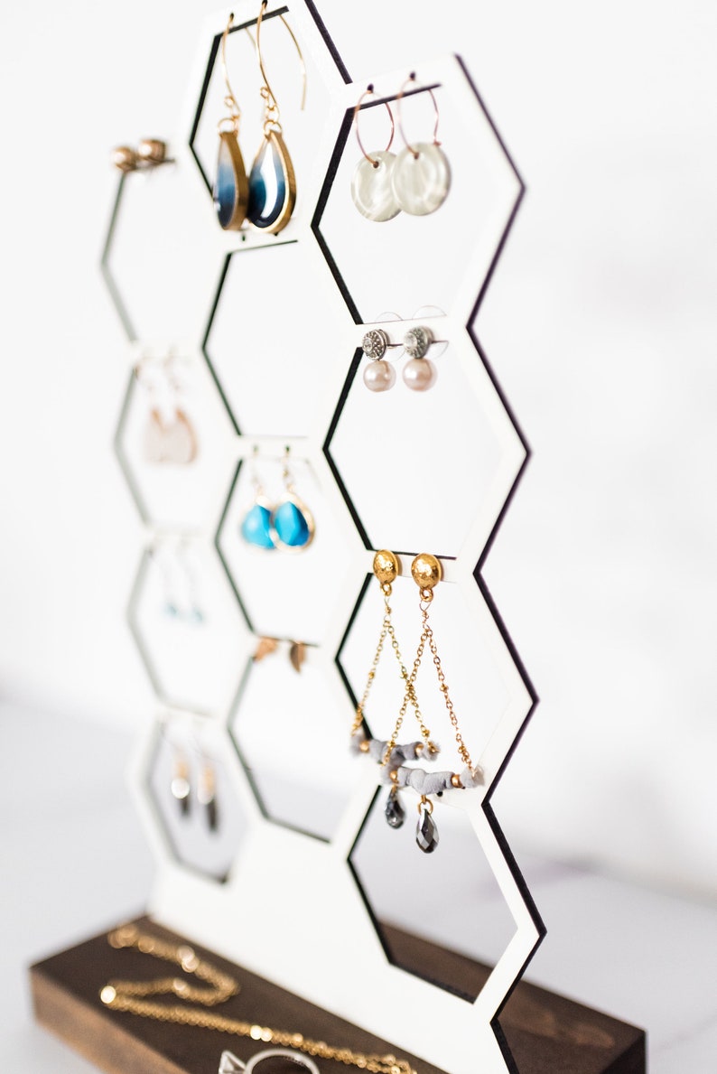 Honeycomb hexagon style earring holder display white and wooden base Wood Earring Holder Stand Laser Cut Wood Honeycomb Earring Display Jewelry Organizer Modern White Stud Hoop Dangling Earring Jewelry Storage Geometric Art For Bedroom Vanity Decor
