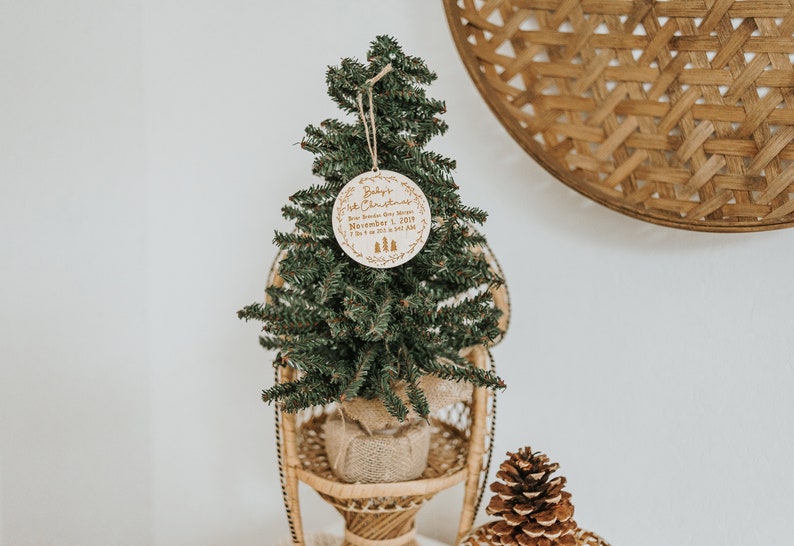 La première décoration de Noël de bébé Décoration de Noël personnalisée avec statistiques de bébé Décoration de Noël pour le premier anniversaire de bébé Décoration bohème en bois naturel image 6