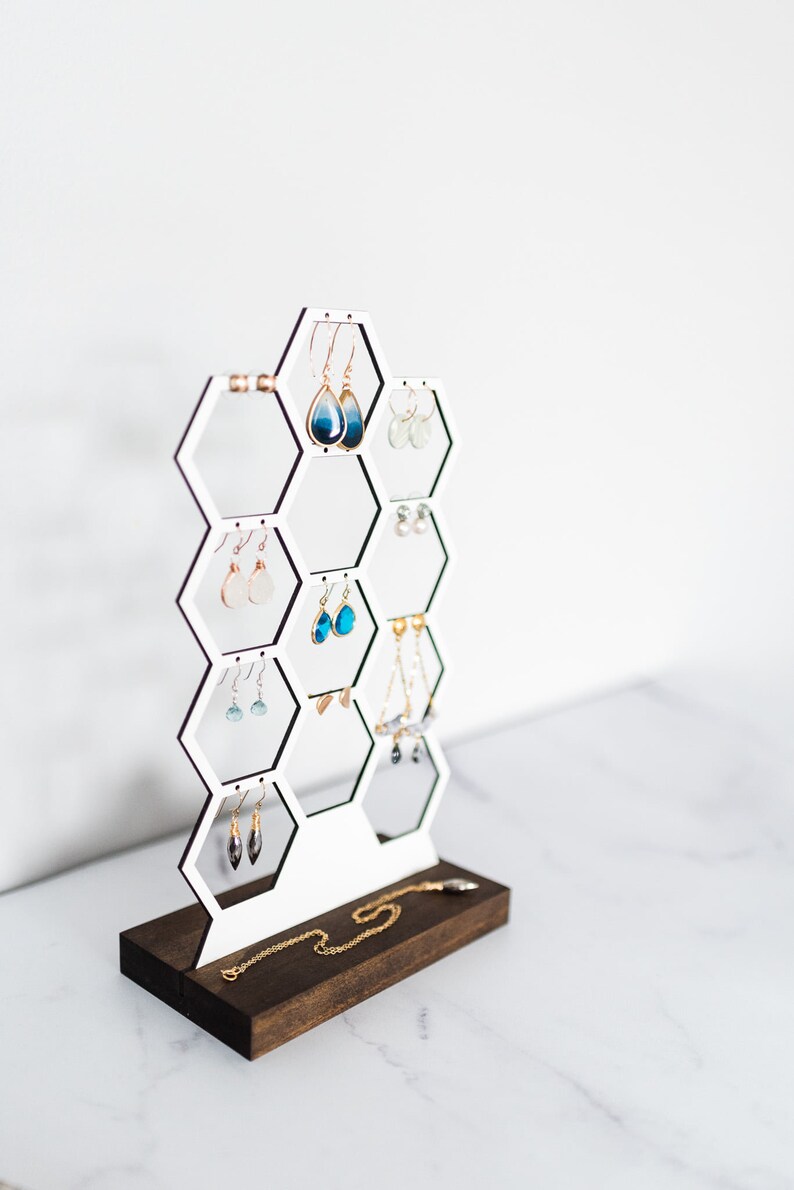 Honeycomb hexagon style earring holder display white and wooden base Wood Earring Holder Stand Laser Cut Wood Honeycomb Earring Display Jewelry Organizer Modern White Stud Hoop Dangling Earring Jewelry Storage Geometric Art For Bedroom Vanity Decor