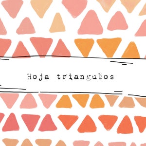 Puede incluir: Fondo blanco con un patrón de triángulos pintados a mano en tonos rosa, melocotón y naranja. El texto "Hoja triangulos" está centrado en un rectángulo blanco.