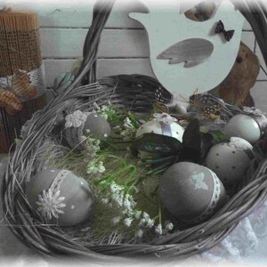 Composition pour une fête de Pâques festive, panier en osier, jolie poulette, oeufs, déco, fait main image 5