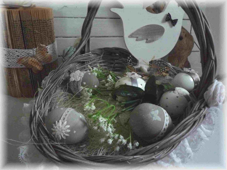 Composition pour une fête de Pâques festive, panier en osier, jolie poulette, oeufs, déco, fait main image 5