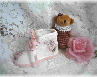 Chaussure bébé en céramique et son ourson, bouquets de roses,  naissance, baptème, déco chambre