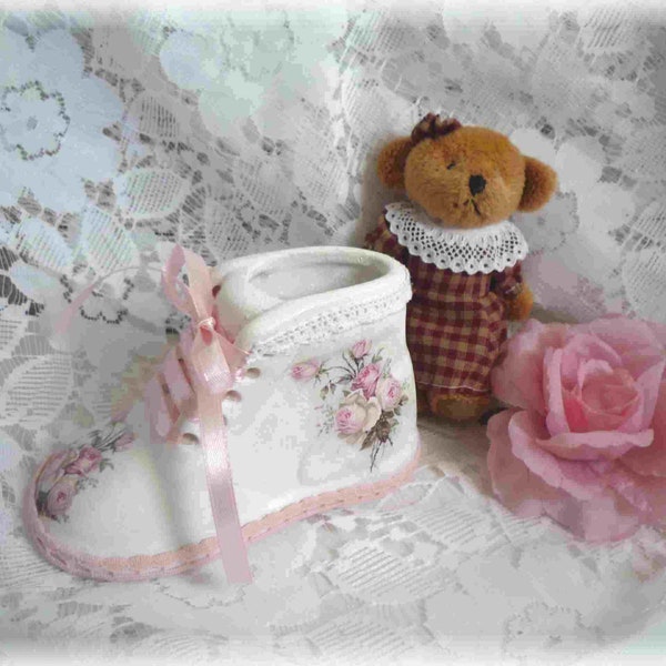 Chaussure bébé en céramique et son ourson, bouquets de roses,  naissance, baptème, déco chambre