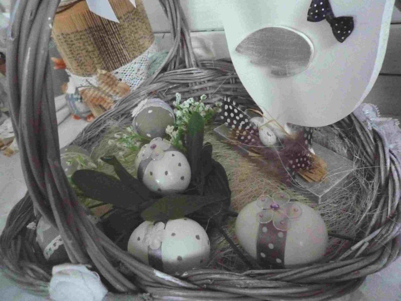 Composition pour une fête de Pâques festive, panier en osier, jolie poulette, oeufs, déco, fait main image 3