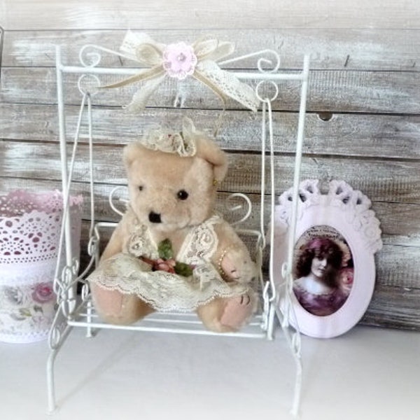 Adorable oursonne sur sa balançoire, déco enfant, romantique, vintage, déco chambre