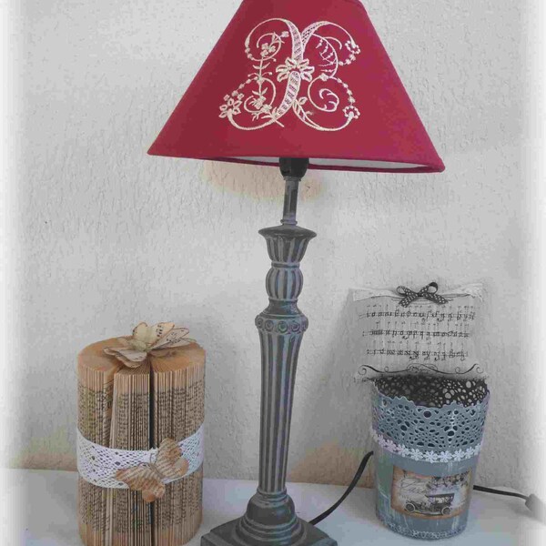 Elégante lampe de style vintage,, abat jour vintage, monogramme, déco