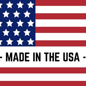 K&ouml;nnte beinhalten: Die Flagge der Vereinigten Staaten von Amerika mit dreizehn horizontalen roten und wei&szlig;en Streifen und einem blauen Feld mit f&uuml;nfzig wei&szlig;en Sternen. Der Text - MADE IN THE USA - ist in schwarzen Gro&szlig;buchstaben &uuml;ber die mittleren Streifen gedruckt.