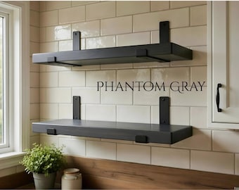 Estantes flotantes a medida, fabricados bajo pedido. Estantería de pared de madera con soportes metálicos en forma de J. Estantería de exhibición moderna hecha a mano, construida para durar toda la vida.