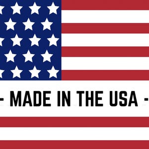 Puede incluir: La bandera de los Estados Unidos de Am&eacute;rica con trece franjas horizontales rojas y blancas y un cant&oacute;n azul que contiene cincuenta estrellas blancas. El texto - MADE IN THE USA - est&aacute; impreso en letras may&uacute;sculas negras sobre las franjas centrales.