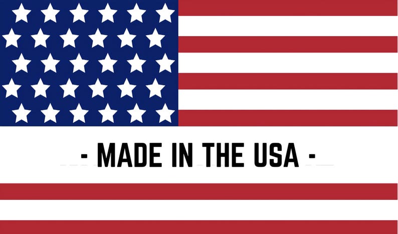 Puede incluir: La bandera de los Estados Unidos de Am&eacute;rica con trece franjas horizontales rojas y blancas y un cant&oacute;n azul que contiene cincuenta estrellas blancas. El texto - MADE IN THE USA - est&aacute; impreso en letras may&uacute;sculas negras sobre las franjas centrales.