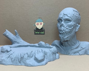 4" Unearthed Resin Zombie Bust (unpainted) comes with base. Sculpted by R. VanOver, aka OVR, Refried Studio.