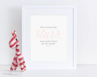 Versículo da Bíblia para impressão, Salmo 147: 4, Ele conta as estrelas, arte das escrituras, arte de parede, menina, rosa, decoração de berçário, bebê, recém-nascido, 8x10, tipografia