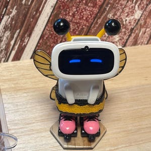 AIBI  BEE on skates!!!.     Resin printed!!  (Robot not included)