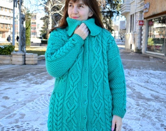 Cardigan long en laine tricoté à la main, cardigan en maille torsadée de laine, cardigan épais à boutons, veste cardigan en laine, manteau pull en laine, cardigan pour femme