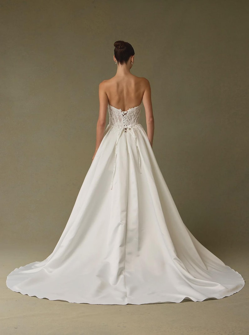 Robe de mariée bustier en satin avec poches, Robe de mariée corset en dentelle, Robe de mariée décolleté en coeur, Robe de mariée princesse image 4