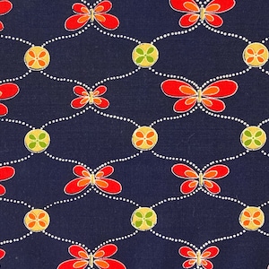 Puede incluir: Una tela azul marino con un patrón repetido de mariposas rojas, flores amarillas y verdes y puntos blancos.