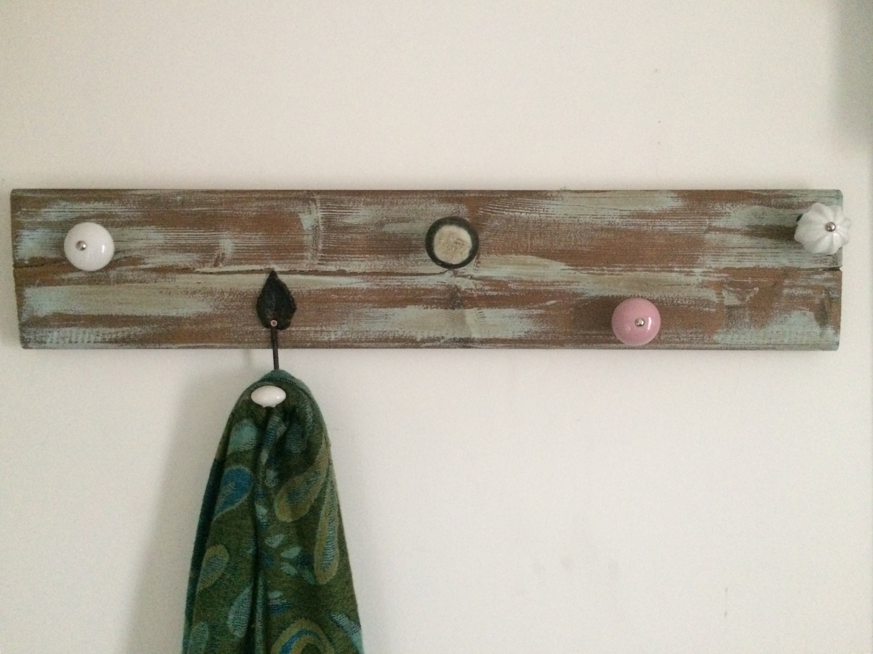 Porte-Manteaux en Bois Du Genre Industriels de Plusieurs Gris.