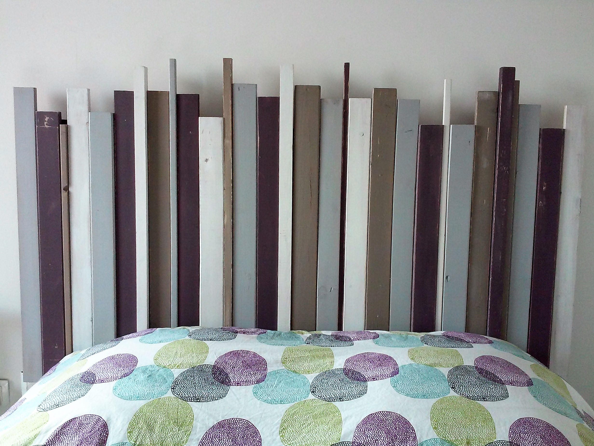 Tête de Lit en Bois Réalisée avec Des Lattes Aux Couleurs Pastel