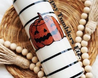 Vaso de calabaza con rayas blancas y negras y purpurina para Halloween. Taza con forma de calabaza.