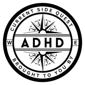 Puede incluir: Gráfico circular en blanco y negro con un diseño de brújula. El texto "CURRENT SIDE QUEST" y "BROUGHT TO YOU BY" rodean el diseño. La palabra "ADHD" está centrada horizontalmente.
