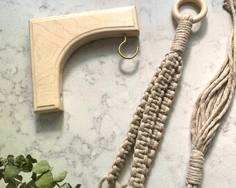 Duo Crochet en bois et jardinière, équerre en bois pour suspendre jardinière ou plante. Support en bois et jardinière