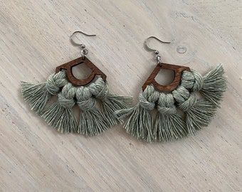Boucles d'oreilles en bois et macramé tissé en coton recyclé  de couleur. Boucles d'oreilles pendantes, pendentif en bois et macramé.