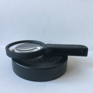 Lente d'ingrandimento vintage SSSR russa in vetro di grandi dimensioni 2X in scatola rotonda in bachelite nera
