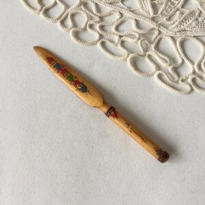 Abrecartas vintage de madera tallada a mano y pintado a mano, recuerdo de la antigua Yugoslavia.