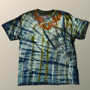 Puede incluir: Una camiseta tie-dye azul, verde y blanca con un diseño naranja en la parte delantera. El diseño presenta una serie de círculos con un círculo central que tiene una estrella en su interior.