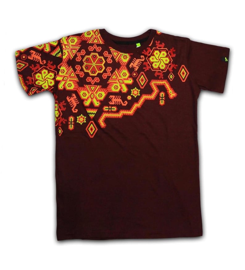Pu&ograve; includere: Una maglietta bordeaux con un design geometrico dettagliato in giallo, arancione e rosso. Il motivo copre la spalla sinistra e il petto, con forme floreali e a diamante. La maglietta ha un girocollo e maniche corte.