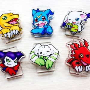 Puede incluir: Seis encantos acrílicos coloridos con personajes de dibujos animados de la serie de anime Digimon. Los personajes son Agumon, Gabumon, Patamon, Gatomon, Tentomon y Guilmon.