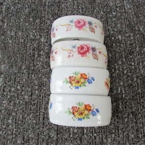 Cuatro servilleteros florales de porcelana fina fabricados en Inglaterra